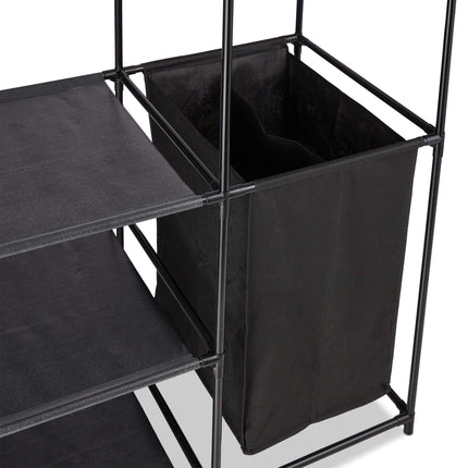 Armoire ouverte avec panier à linge
