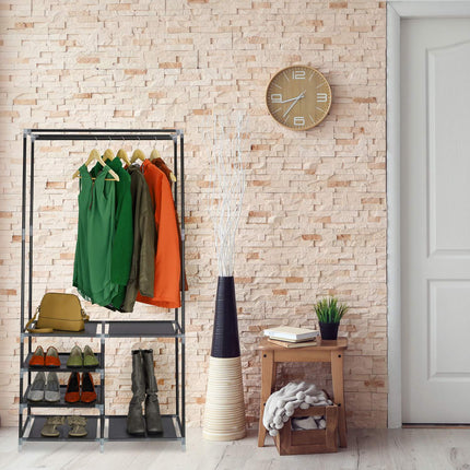 Armoire ouverte avec étagère à chaussures