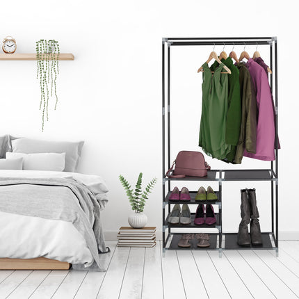 Armoire ouverte avec étagère à chaussures