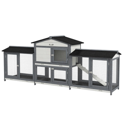 Clapier d'extérieur pour lapins avec enclos, rampe, toit en asphalte et structure en bois.