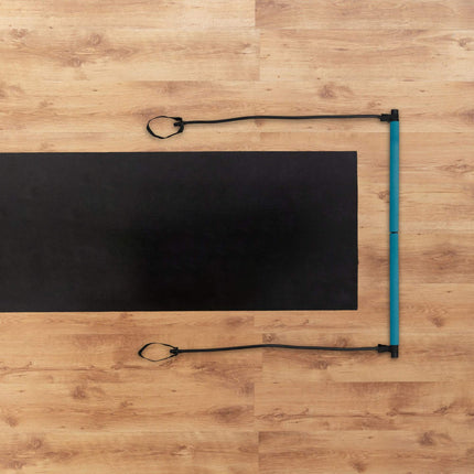 Pilatesstange mit Widerstandsbändern