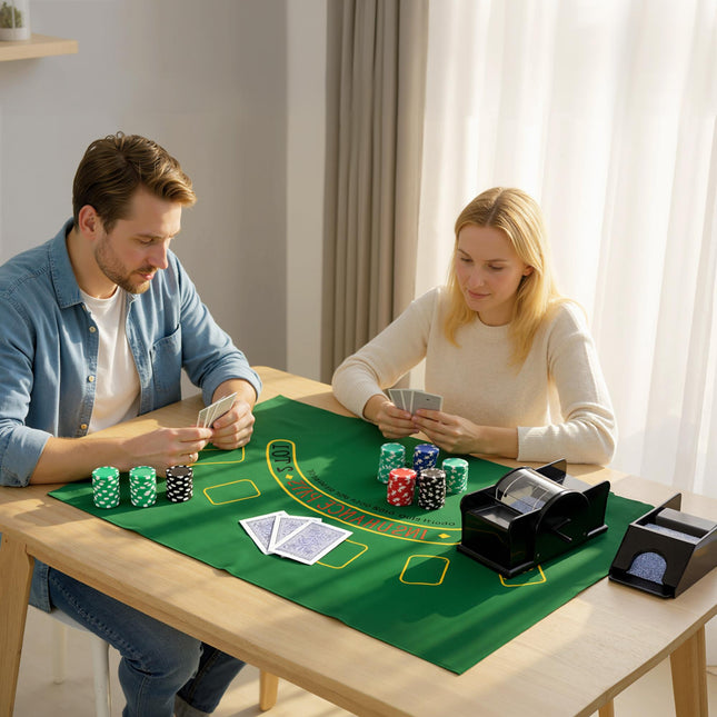 Jeu de poker pour 8 joueurs comprenant 300 jetons, 2 jeux de cartes, des dés et une mallette.