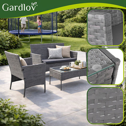Ensemble de mobilier de jardin en rotin, gris foncé, comprenant un canapé, deux chaises et une table.