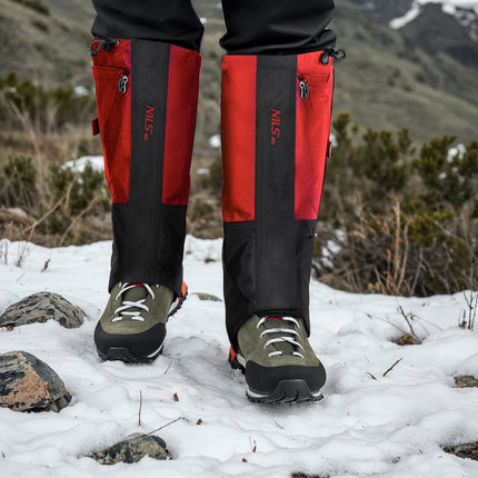 Roter Campingstuhl mit Stahlrahmen