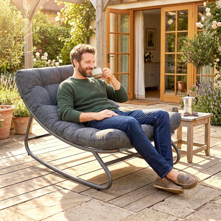 Fauteuil à bascule avec large assise en maille et coussin épais, gris