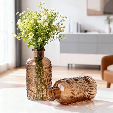 Ensemble de 12 petits vases en verre à motif en relief