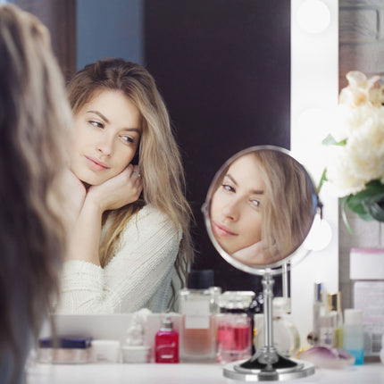 Miroir cosmétique sur pied avec grossissement