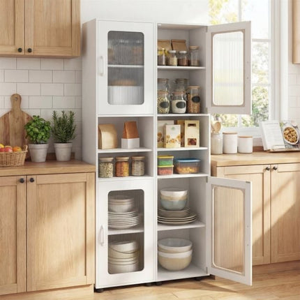 Hoher weißer Badezimmerschrank mit geriffelten Türen