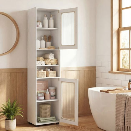 Hoher weißer Badezimmerschrank mit geriffelten Türen