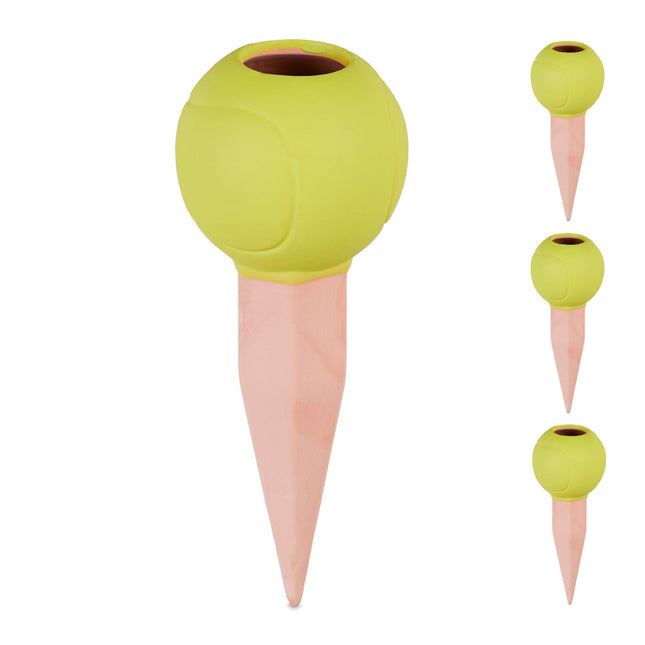 Balle de tennis dans un cône en terre battue avec 4 sets