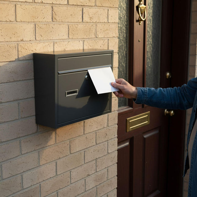Wandmontierter horizontaler Briefkasten mit Schloss und Schlüsseln