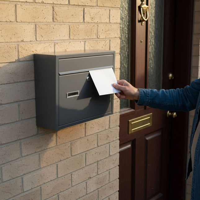 Wandmontierter horizontaler Briefkasten mit Namensschild, abschließbar