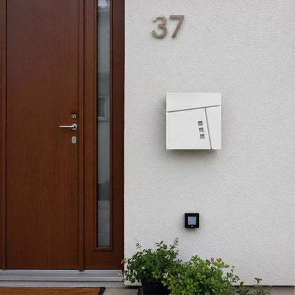 Wandmontierter weißer Briefkasten mit Zeitungsfach