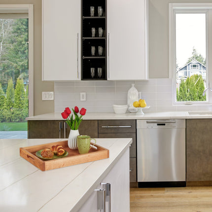 Grand plateau de service en bois de noyer et MDF avec poignées