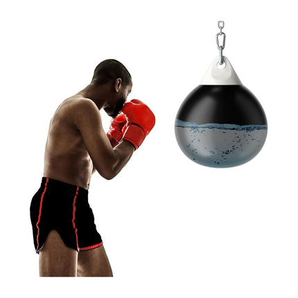Wassergefüllter Boxsack mit Metallkette und Schlauch