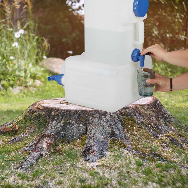 Wasserkrug mit Hahn
