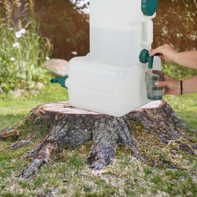 Wassertank mit Wasserhahn