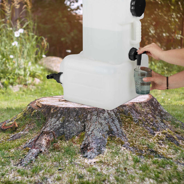 Wassertank mit Wasserhahn