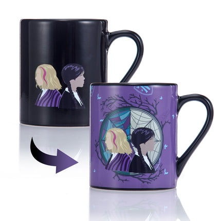 Geschenktasse mit Wärme-Enthüllung – Wednesday und Enid