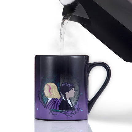 Geschenktasse mit Wärme-Enthüllung – Wednesday und Enid