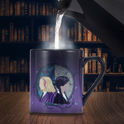 Geschenktasse mit Wärme-Enthüllung – Wednesday und Enid