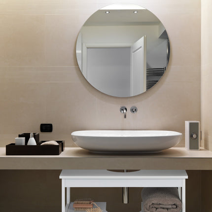 Meuble de salle de bain blanc avec étagères de rangement