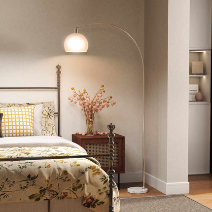 Lampadaire blanc, tête incurvée, base en marbre, interrupteur au pied