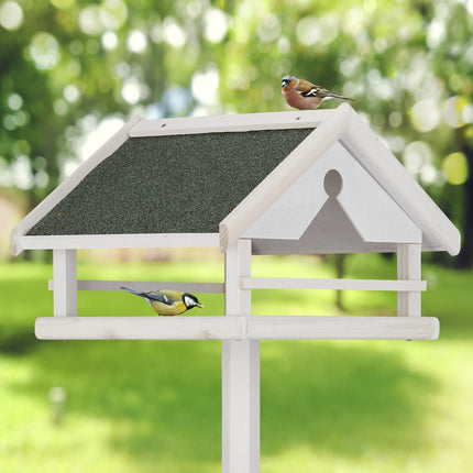 Weißes Vogelhäuschen auf Pfosten