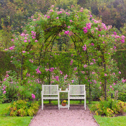 Weiße Gartenbank mit Tisch