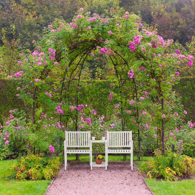 Weiße Gartenbank mit Tisch