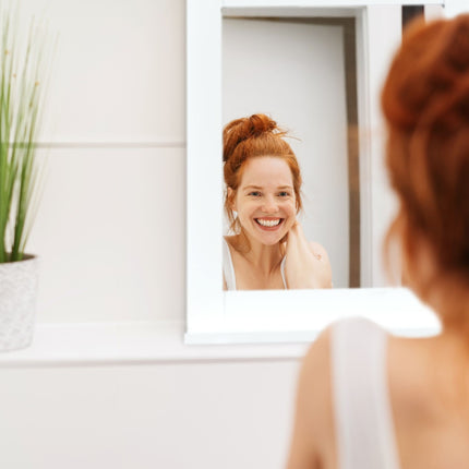 Miroir mural blanc avec étagère