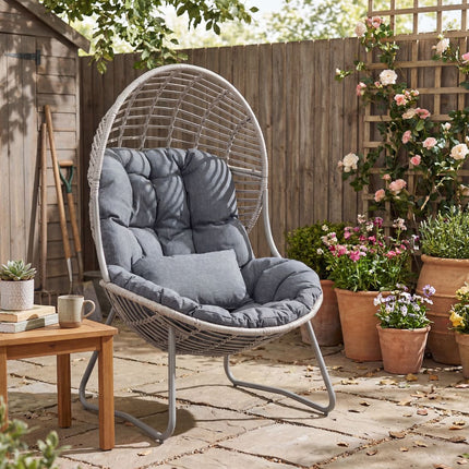 Fauteuil œuf en osier avec coussins amovibles et structure en métal