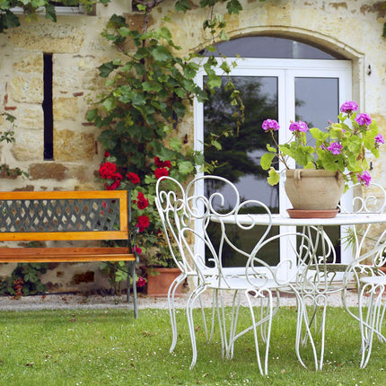 Banc de jardin aspect osier, lattes en bois, structure en fonte