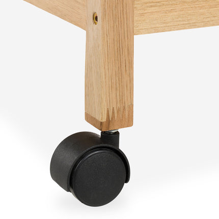 Badezimmerregal aus Holz mit Rädern