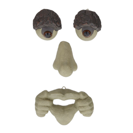 Visage en bois avec langue saillante