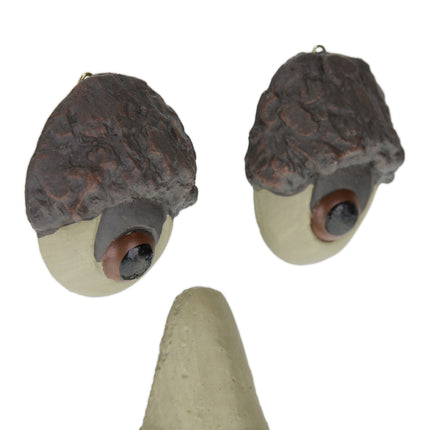 Visage en bois avec langue saillante