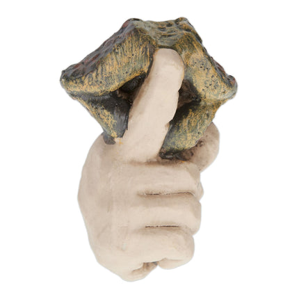 Visage en bois avec un geste de repos