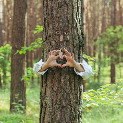 Visage en bois avec un geste de repos