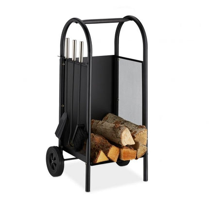 Holzwagen mit Geräten